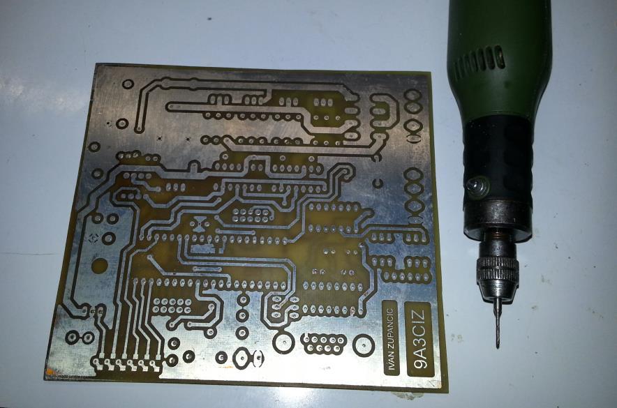 Slika 5.22: Zaštićena tiskana ploĉica Za bušenje se koristi bušilica sa visokim brojem okretaja i svrdla promjera od 0.7 mm do 1.2 mm.