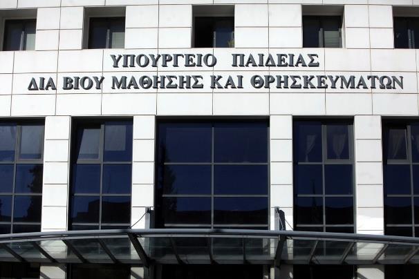 Η εγγραφή όλων των παιδιών 4-6 χρόνων στο δημόσιο και δωρεάν νηπιαγωγείο θα στερούσε τους Δήμους από σημαντικά έσοδα αλλά και τους Δημάρχους και Δημοτικούς Συμβούλους από ένα μεγάλο αριθμό κομματικής