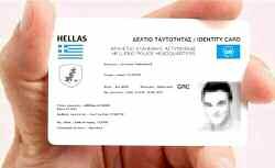 Αυτοί που παριστάνουν τους υπερπατριώτες...».