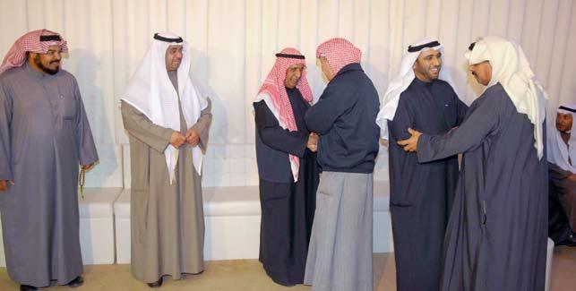 ناصر الصانع ومجموعة من املهنئني يؤدون العرضة احتفاال بالفوز احتفل بنجاحه مبقره االنتخابي بالعديلية ويشكر ناخبي»الثالثة«الدالل: عضوية املجلس مسؤولية وأمانة كبيرة نسأل