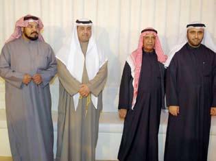 عبدالرزاق الشايجي ويوسف اجلاسم بجانب بعض الشخصيات العامة من النواب السابقني واالعالميني الذين كانوا على رأس املهنئني للدالل على جناحه خالل حفل العشاء الذي شهد عرضا
