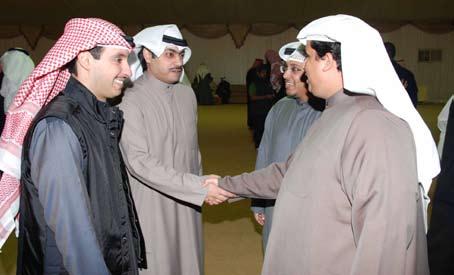 مقرهما بالصليبخات صالح املال مرحبا بفيصل اجلزاف )أسامة أبوعطية( استقبل النائبان خالد السلطان وعبداللطيف العميري املباركني