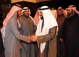 حديث بني جواد بوخمسني وخالد السلطان بحضور عدد كبير من املهنئني )سعود سالم( حديث بني املال والزميل بشار الصايغ وبعض احلضور