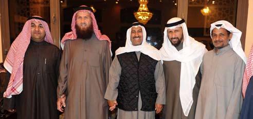 املال متحدثا مع إحدى ناخبات الدائرة الثالثة الزميل أحمد الفضلي مقدما التهاني العميري في حديث باسم مع أحد املواطنني عدد من