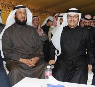 فيصل املسلم عن تبني كتلة التنمية واإلصالح حلزمة تشريعات وتعديلالت دستورية متثل رؤيتها لتحقيق االصلالح السياسي في البالد داعيا في الوقت نفسه النواب الى سرعة املبادرة لقيادة األمة من خالل سلطاتها الى
