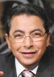 . خووش تفكير! حق ممثل بعدما سكت سنني طويلة عن حقه املادي هاأليام يفكر انه يرفع دعوى قضائية علشان احملاكم تفصل مبوضوعه وترجعله حقه من أحد املنتجني.. اذا فات الفوت ما ينفع الصوت! سعد.