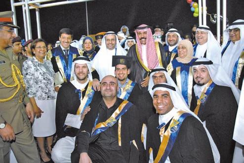وتعددت وتنوعت النشاطات التي قام بها سمو ولي العهد ليتابع مسيرته احلافلة بالعطاء والتي بدأها بلفتة تقديرية منه لالعمال الوطنية الفنية ودورها املؤثر حيث استقبل سموه في فبراير في ديوانه بقصر بيان الفنان