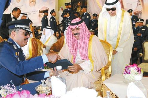 وترأس سموه في مارس اجتماع مجلس األمن الوطني وقد اهاب خالله باملواطنني الكرام وبوسائل االعالم احمللية املختلفة الى جتسيد روح املواطنة احلقة واملسؤولية الوطنية والوعي الكامل مبخاطر هذه املرحلة الدقيقة