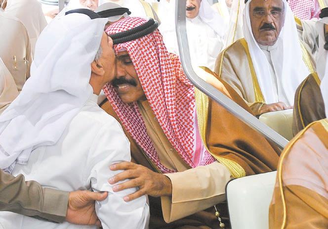 الثالثاء فبراير سنوات على تزكية سمو الشيخ نواف األحمد وليا للعهد الشباب هم ركائز النهضة والسواعد الفتية التي تذود عن أرض الوطن مواطن يطبع قبلة على جبني سمو ولي العهد أثناء افتتاح كشك مبارك سمو ولي