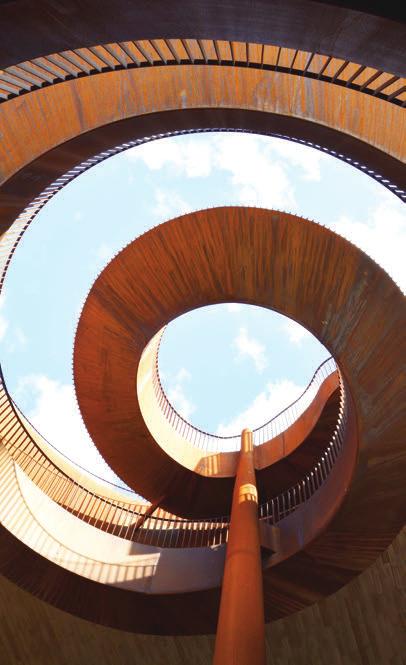 Antinori nel Chianti Classico Θαύμα της αρχιτεκτονικής Με σεβασμό στο τοπίο της Τοσκάνης, ο Ιταλός αρχιτέκτονας Marco Casamonti κατάφερε με την επιλογή των κατάλληλων υλικών και χρωμάτων να επιτύχει