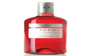 Ξινόμαυρο-Syrah (50-50%), από τα αμπελοτέμαχια Χελώνες και Σκαντζόχοιρος του κτήματος στο Αμύνταιο, δίνουν πεντακάθαρη μύτη που αναδύει ρόδι, φράουλα, βύσσινο.