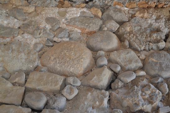 Από ίχνη στην τοιχοποιία παλιάς ξύλινης διαδοκίδωσης με κατεύθυνση βορρά νότου συμπεραίνουμε ότι το κτίριο διέθετε ξύλινο