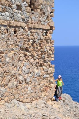 λίθινο κορδόνι και γύρω από τους παραστάδες των