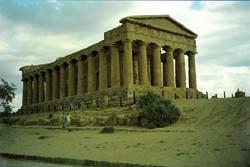 Η µετανάστευση στις περιοχές της νότιας Ιταλίας άρχισε τον 8ο αιώνα π.χ. µε το δεύτερο ελληνικό αποικισµό και διήρκησε ως τον 5ο αιώνα π.χ. Η πρώτη µόνιµη αποικία των Ελλήνων στην Ιταλία (προηγήθηκαν εµπορικοί σταθµοί) ήταν οι Πιθηκούσες, στη θέση του σηµερινού νησιού της Ίσκια, στον κόλπο της Νάπολης.