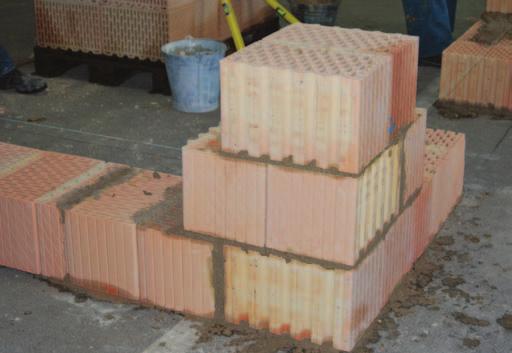 Blocurile de zidărie cu nut şi feder LT 44 Plus şi LT 38 Plus, respectiv LT 45, LT 38, LT 30 şi LT 25 ale gamei de produse LEIER pot fi folosite pentru construirea zidurilor portante.