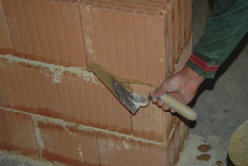 În cazul zidului netencuit cărămida LT 44 Plusz are în coeficient de permeabilitate termică U = 0,25 W/m2K, iar LT 38 Plusz un coeficient de U = 0,30 W/m2K.
