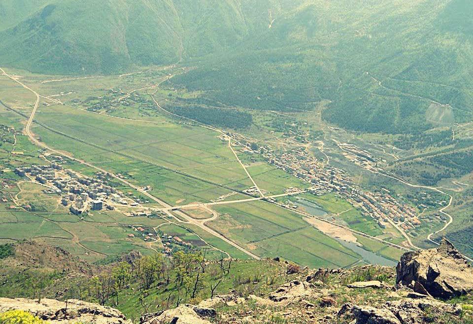 nr. reportazh Nga Shaqir Skarra Disa herë më ishte lutur Qëndrim Mjeshtri, një miku im nga Bulqiza që të udhëtoja një ditë nga Tirana e të shkoja në qytetin minator të Bulqizës, të shikoja vërtet një