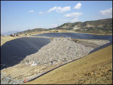 Një landfill i kontrolluar duhet të adresohet si për impiantin teknologjik me të gjitha infrastrukturat dhe kontrollin e ndotjes të nevojshme ashtu dhe për të garantuar performancën dhe mbrojtjen e