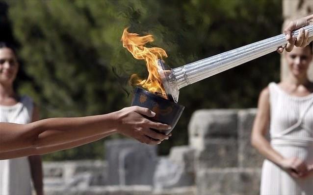 Ολυμπιακή Φλόγα Η Ολυμπιακή Φλόγα είναι ένα σύμβολο των ΟΑ της Αρχαίας Ελλάδας που αναπαριστούσε την κλοπή της Φωτιάς των Θεών από τον Προμηθέα Κατά την διάρκεια των ΟΑ καίει μέρα και νύχτα σε ειδικό