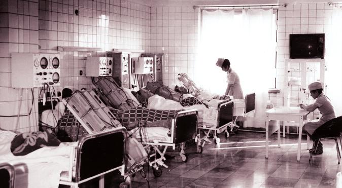 Dializ Şəkil 1.9. Hemodializ zalı. ABŞ-da istehsal olunmuş Sweden firmasının Saksko süni böyrək cihazları (1980-ci il).