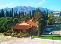 Φιλοξενία Το Stefania Holiday Resort διαθέτει 92 ευρύχωρα, άνετα και κομψά δωμάτια, τα περισσότερα με θέα