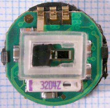 bitai). a) b) 12.29 pav. Elektroninio rakto i Buton : a) sandaros schema, b) elektros grandinės 12.29 pav., b parodyta elektroninio rakto (be ličio baterijos) vidinės schemos dalis.