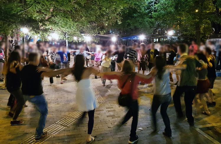 παραγωγοί της συνέλευσης της λαϊκής. Παράλληλα, από τις 2 μ.μ. ήταν ανοιχτό το πολιτικό περίπτερο της συνέλευσης για την επανοικειοποίηση των Εξαρχείων με bazzar βιβλίων.