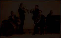 Το «ρυθµικό τµήµα» (rhythm section) περιλάµβανε µπάντζο, πιάνο, τύµπανα, µπάσο ή τούµπα. Η µουσική είχε ένα σταθερό, συχνά συγκοπτόµενο ρυθµό 4/4 και πολλές φορές έπαιζαν τρίηχα.