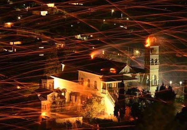 Ήθη και έθιμα του Πάσχα σε όλη την Ελλάδα Στην Κέρκυρα, το πρωί του Μεγάλου Σαββάτου χτυπούν οι καμπάνες των εκκλησιών και από τα παράθυρα των σπιτιών πέφτουν κατά χιλιάδες, πήλινα δοχεία στους