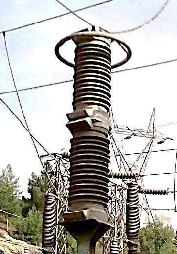 α7. ΑΠΑΓΩΓΕΙΣ ΥΠΕΡΤΑΣΕΩΝ ( ΑΛΕΞΙΚΕΡΑΥΝΑ ) 150 kv Στη συνέχεια θα βρούμε εγκατεστημένα αλεξικέραυνα στις τρείς φάσεις του δικτύου του υποσταθμού (απαγωγείς υπερτάσεων) τα οποία σκοπό έχουν να
