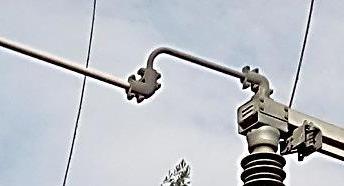 α9. Λοιπός Ηλεκτρολογικός Εξοπλισμός Υπαιθρίου Υποσταθμού Γείωση : Όλη η περιοχή του Υποσταθμού έχει πυκνό πλέγμα γειώσεως από xάλκινο γαλβανισμένο αγωγό Φ 10 mm, το οποίο συνδέεται με όλα τα