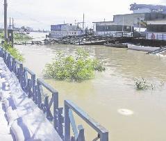 ~ GALAŢI 4 ~ Sursa de date: Administraţia bazinală de apă PrutBârlad Iaşi Tendinţa generalã şi schimbãrile survenite în valorile debitelor cursurilor de apã Ca urmare a inundaţiilor catastrofale
