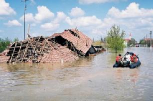 ~ GALAŢI 4 ~ sursã (râuri şi lacuri, ploi torenţiale în zone urbane unde capacitatea de retenţie a sistemului de canalizare este depăşită, ape maritime), mecanismul inundaţiei (depăşiri naturale,
