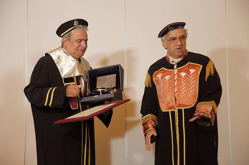 του στη θεωρία, διδασκαλία και εφαρμογές μεθόδων Βελτιστοποίησης και Επιχειρησιακής Έρευνας.