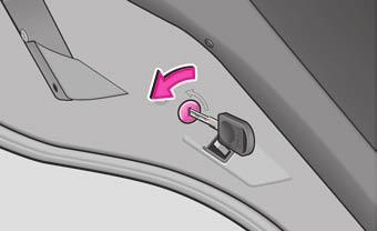 36 Ξεκλείδωμα και κλείδωμα Κλείδωμα Για αυτοκίνητα χωρίς κεντρικό κλείδωμα ισχύουν τα εξής: Κλείδωμα από έξω Κατά το ξεκλείδωμα και το κλείδωμα, το κουμπί ασφάλισης της πόρτας ανεβαίνει και
