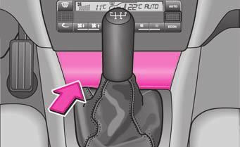 Κατά την κίνηση του αυτοκινήτου, τα ποτά μπορεί να χυθούν - Κίνδυνος εγκαύματος! Μη χρησιμοποιείτε σκληρά ή εύθραυστα δοχεία ποτών (π.χ. από γυαλί ή πορσελάνη).
