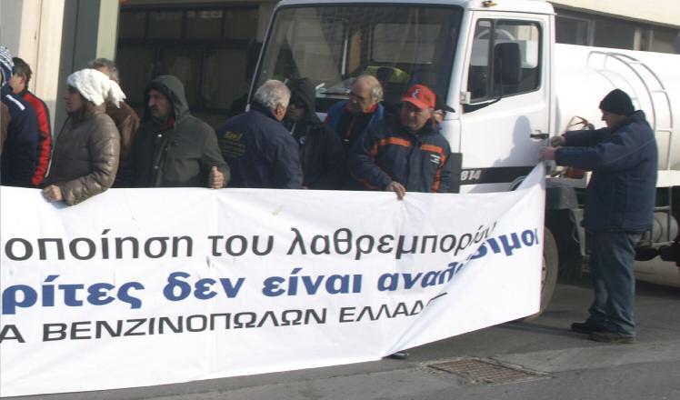 από τους βενζινοπώλες που απαιτούσαν την ανάκληση της απόφασης πώλησης αφορολόγητων καυσίμων) καύσιμα στα σύνορα μάχη. Έχασαν τη μάχη αλλά όχι τον πόλεμο που του συνέχισαν.