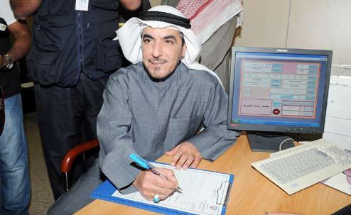 حسن جوهر فهد اخلنة عبدالرحمن العنجري واصلت اإلدارة العامة لشؤون االنتخابات استقبال املرشحني لتسجيل أسمائهم النتخابات وأمس سجل مرشحا أسماءهم من بينهم سيدات فيما تنازل مرشحان ليصل إجمالي عدد املرشحني