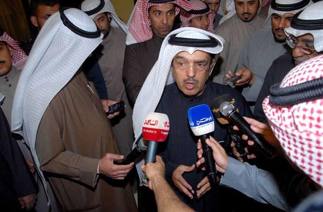 الفضل: تبادل األصوات كارثة ال تقل عن جرمية»الفرعيات«ناصر املري متوسطا عددا من ناخبي اخلامسة أعلن مرشح الدائرة اخلامسة ناصر عبداحملسن املري عن نيته خوض االنتخابات بعد الثقة التي حازها من عدد كبير من