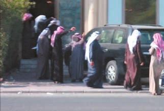 مادة )ثانية( على رئيس مجلس الوزراء والوزراء تنفيذ أمرنا هذا من تاريخ صدوره وينشر في اجلريدة الرسمية. أمير الكويت صباح األحمد اجلابر الصباح صدر في قصر السيف في صفر هجرية املوافق ديسمبر ميالدية.