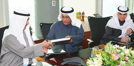 وحتوالت في املشهد السياسي انتهت الى تقدم احلكومة باستقالتها واصدار مرسوم بحل مجلس االمة وفيما استمرت حالة التراجع على صعيد التداوالت ظلت اسعار العقارات في االرتفاع على قطاعي السكني واالستثماري.