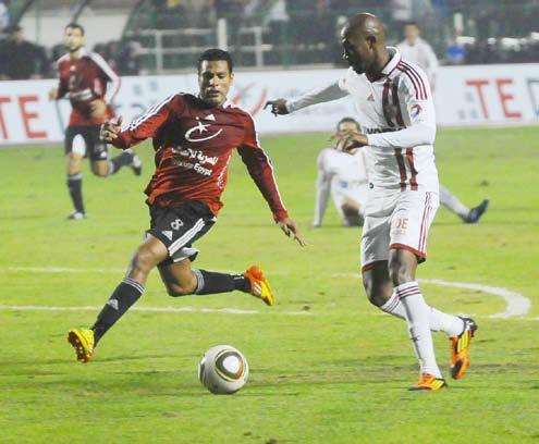 مدافع االحتاد اسامة املولد ثم البرازيلي جيرالدو ونديل مرتني بينما تصدى مبروك زايد حارس مرمى االحتاد لكرتني من املغربي يوسف العربي وثالثة حملمد الشلهوب واستمر الوضع مع بداية الشوط الثاني بتألق حارسي