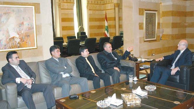 عربية وعالمية االربعاء ديسمبر وزير الدفاع في بكركي والسفير السوري يلتقي البطريرك أهالي عرسال يجولون على القيادات»احتجاجا «على اتهامات غصن واحلريري يسخر منها ويعتبر احلوار نكتة ألنه مع أشخاص ال يسمعون