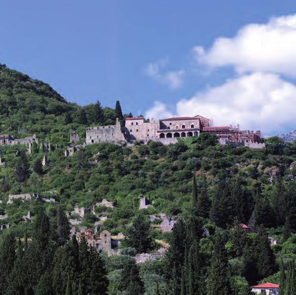 Στο εσωτερικό του σώζονται λίγες τοιχογραφίες του τέλους του 13ου αιώνα, οι περισσότερες από τις οποίες απεικονίζουν στρατιωτικούς αγίους.