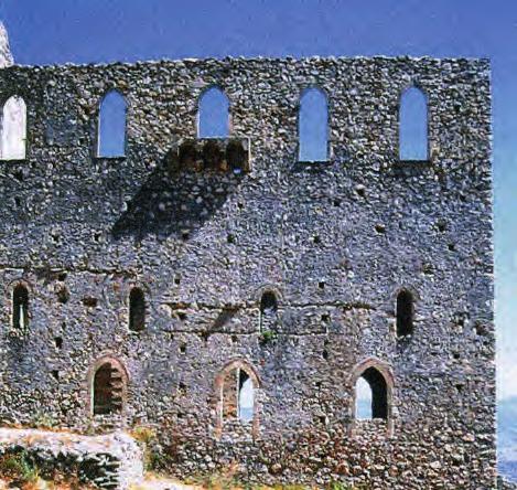 ΑρχαιολογικόςΧΩΡΟΣ 21 21 Κτίριο Α των παλατιών. 22 Αγία Σοφία. Βόρεια όψη και καμπαναριό, στο εσωτερικό του οποίου σώζεται τμήμα της κλίμακας μιναρέ που είχε χτιστεί στην Τουρκοκρατία. 23 Αγία Σοφία.