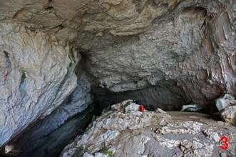 κυρίως στο ύψος της εισόδου μεγαλώνοντας το άνοιγμα