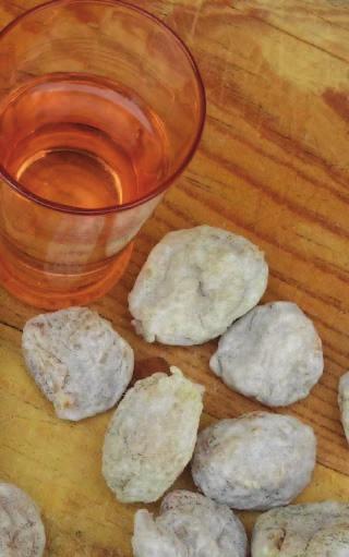 Φρούτα και λαχανικά Σύκα παστά - Μαξίλες της Λυσού Οι μαξίλες Λυσού είναι είδος παστού σύκου που παρασκευάζεται κυρίως στο χωριό Λυσός της επαρχίας Πάφου.