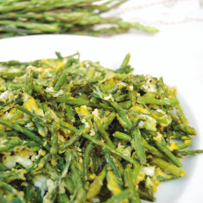 Ορεκτικά/σαλάτες/συνοδευτικά Starters/salads/side dishes Αγρέλια με αυγά Asparagous spears with eggs Υλικά 2 δέσμες αγρέλια (άγρια σπαράγγια) 6 αυγά αλάτι πιπέρι ελαιόλαδο για το τηγάνισμα Εκτέλεση