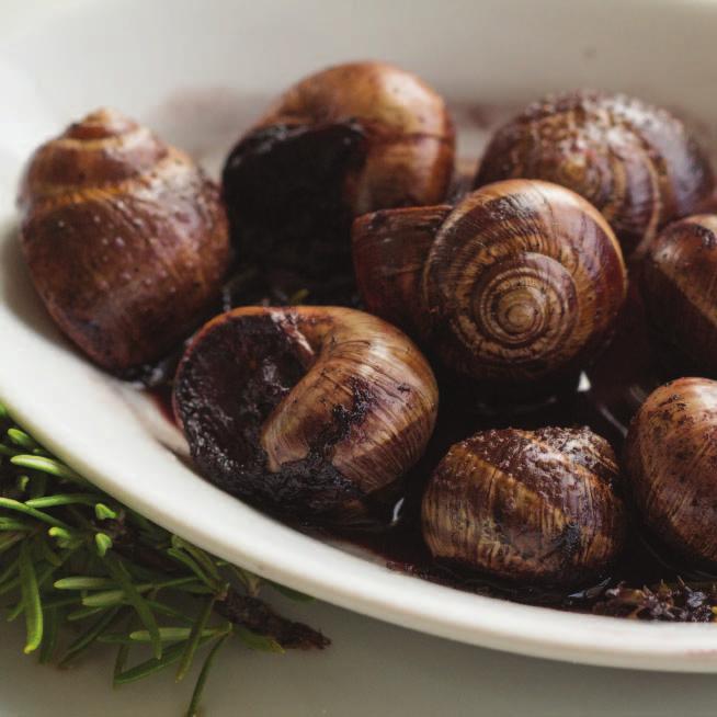 Καράολοι στιφάδο Snails Stew Υλικά 1 κιλό σαλιγκάρια 3-4 ώριμες ντομάτες 4 μεγάλα κρεμμύδια κομμένα σε ροδέλες αλάτι πιπέρι 1 κουταλάκι αρτυσιά (κύμινο) ελαιόλαδο 2 φλιτζάνια ζωμό λαχανικών, ζεστό