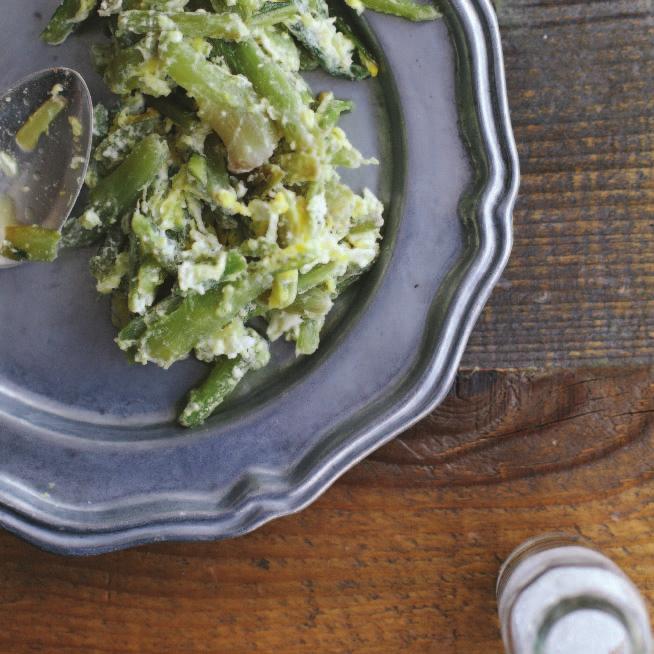 Χωστές με αυγά Cardoons with eggs Υλικά 1/2 κιλό χωστές 6 αυγά αλάτι πιπέρι ελαιόλαδο Εκτέλεση Καθαρίζουμε τις χωστές και τις βράζουμε σε αλατισμένο νερό.